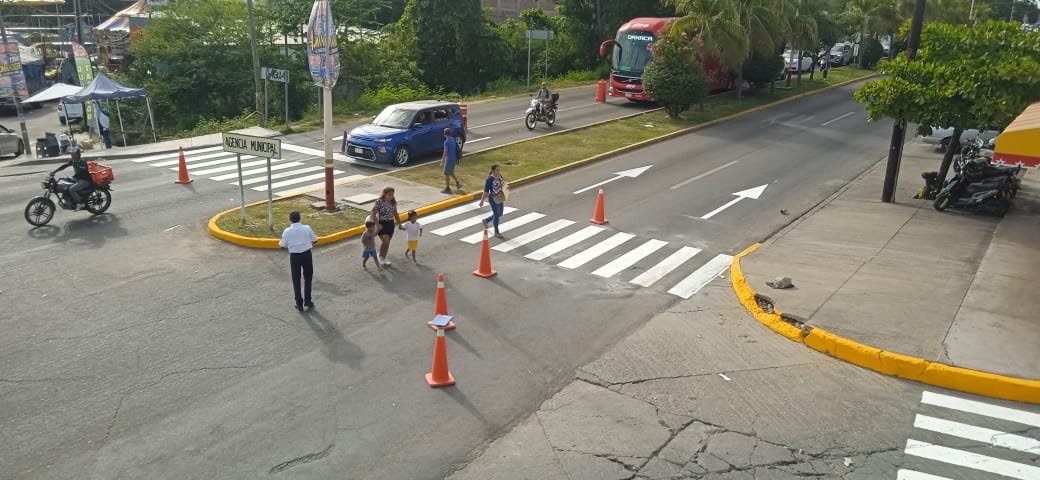Trabajos de seguridad vial en Puerto Escondido