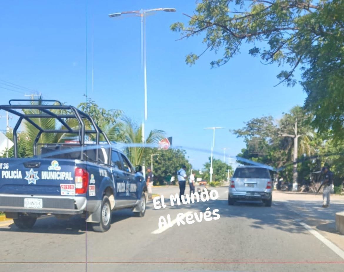 Reportan accidente sobre la Carretera Federal 200 en Puerto Escondido.